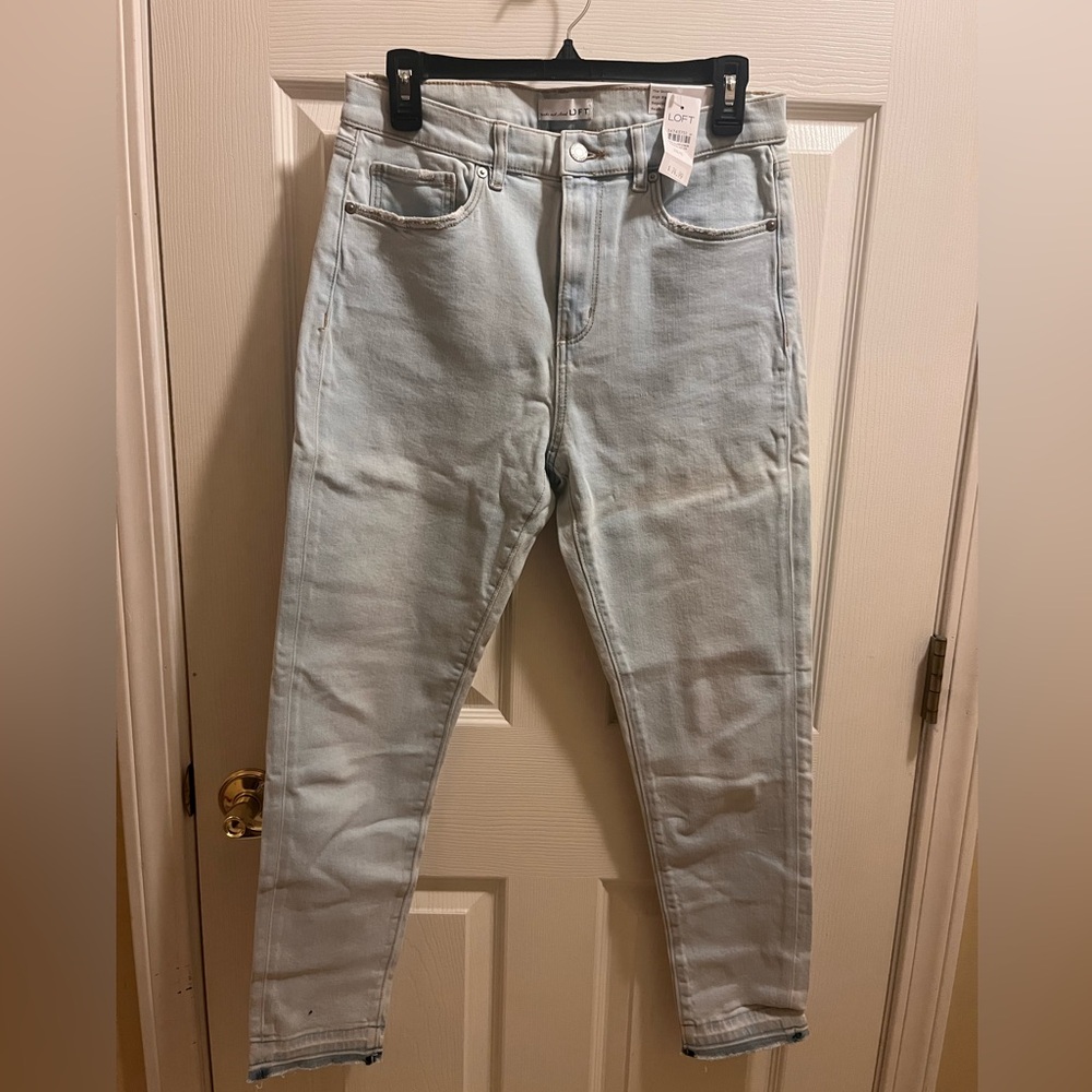 New with tags LOFT jeans size 28/6 Mid Rise Skinny light indigo wash.
